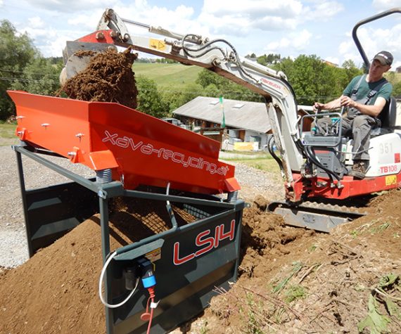 Screening topsoil with the vibrating screen LS14