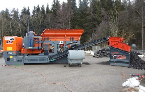 Vibrating screen & jaw crusher are a great combo in asphalt and rubble recycling