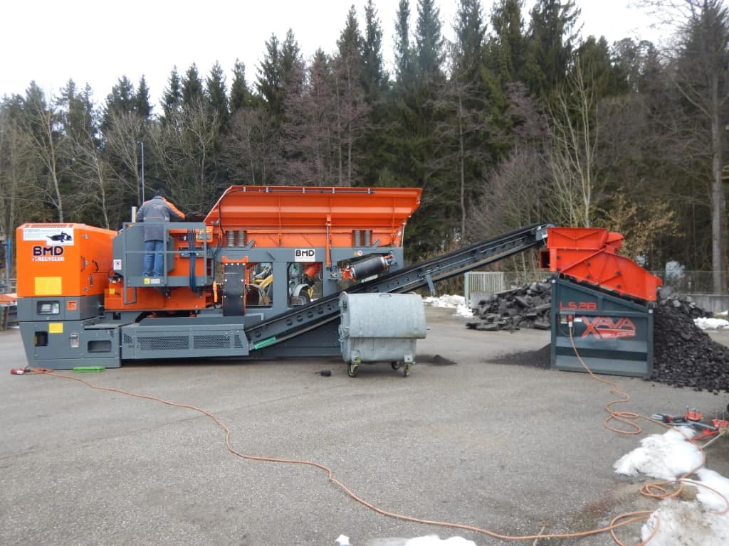 Vibrating screen & jaw crusher are a great combo in asphalt and rubble recycling